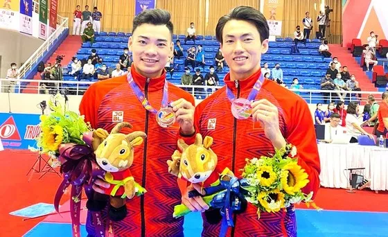 VĐV Tiến Dũng, Hồng Quân thuộc nội dung biểu diễn quyền của đội pencak silat Hà Nội đã không đồng tình với kết quả thi đấu ở Đại hội thể thao toàn quốc lần 9-2022. Ảnh: PC.HN