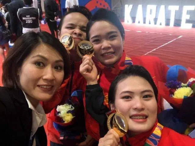HLV Nguyễn Hoàng Ngân và các tuyển thủ kata nữ của karate Việt Nam. Ảnh: HOÀNG NGÂN