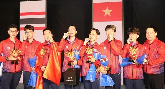 HLV Dương Vi Khoa (ngoài cùng bên phải) chỉ được Hội thể thao điện tử giải trí đăng ký là cán bộ chứ không phải HLV trong danh sách SEA Games 32. Ảnh: VNP