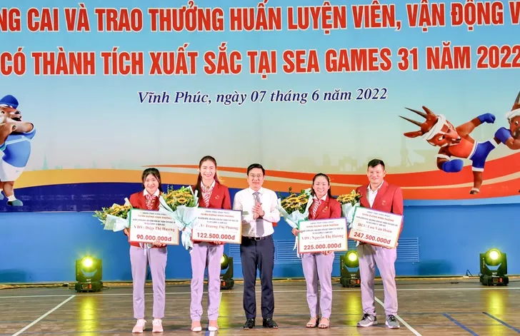Nguyễn Thị Hương từng được tỉnh Vĩnh Phúc vinh danh, trao thưởng sau thi đấu SEA Games 31. Ảnh: MINH MINH