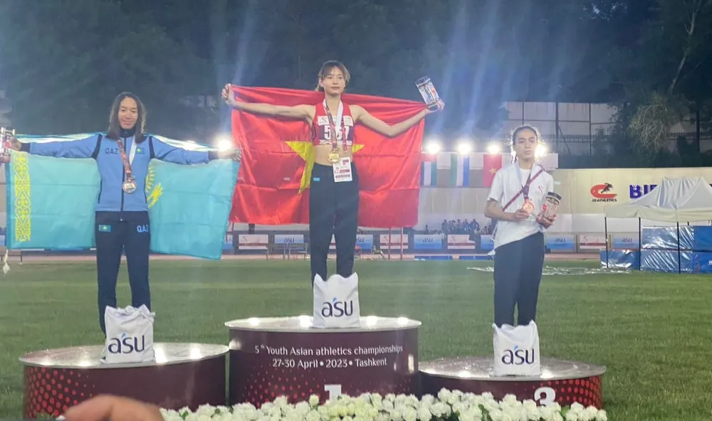 Khánh Linh được trao thưởng cho vị trí số 1 tại cự ly 1.500m nữ ở giải. Ảnh: ĐỨC NGUYÊN