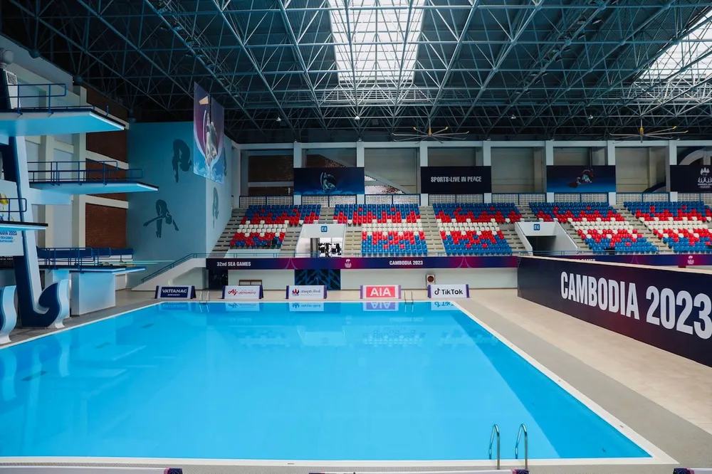 Hồ nhảy cầu được bố trí ngay cạnh hồ bơi trung tâm của khu thể thao dưới nước quốc gia Campuchia. Ảnh: DŨNG PHƯƠNG
