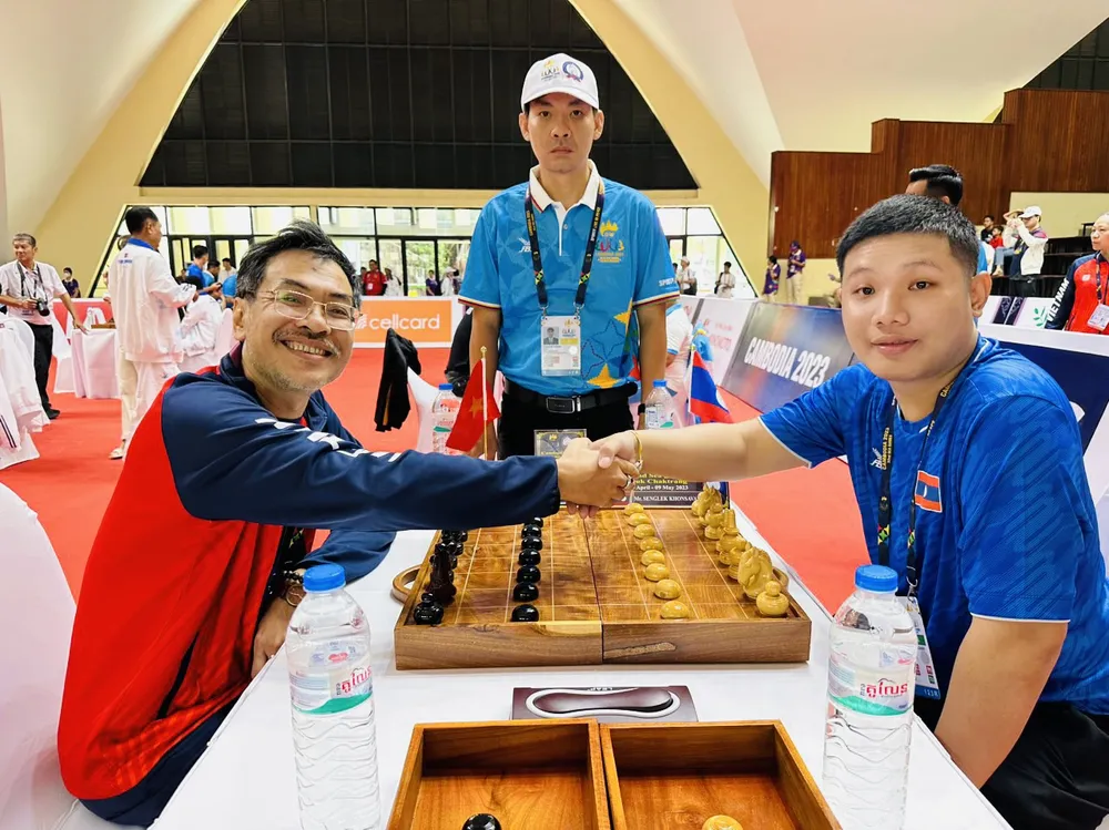 Kỳ thủ Nam Thắng của đội cờ ouk chaktrang Việt Nam thi đấu và có chiến thắng đầu tay tại SEA Games 32. Ảnh: NHẬT ANH