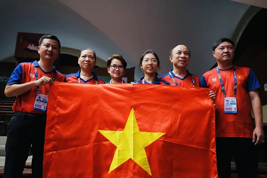 Ban huấn luyện chung vui với Phương Thảo, Hồng Ân. Ảnh: DŨNG