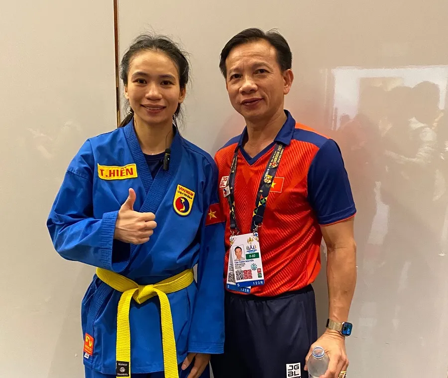 Lê Thị Hiền và HLV Tấn Thịnh tại SEA Games 32. Ảnh: MINH MINH