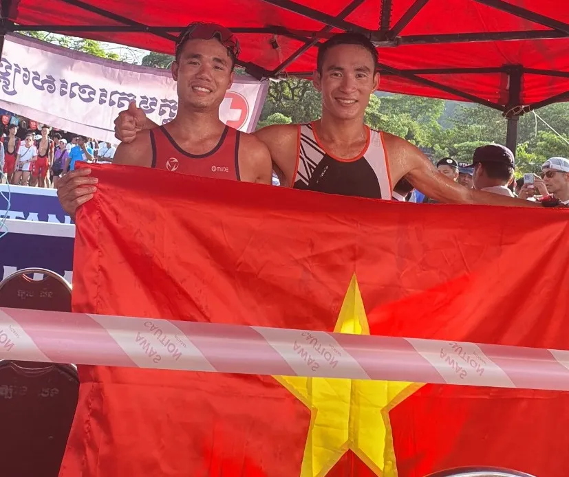 Hà Văn Nhật và Phạm Tiến Sản sau khi đã về đích duathlon cá nhân nam. Ảnh: THU PHƯƠNG