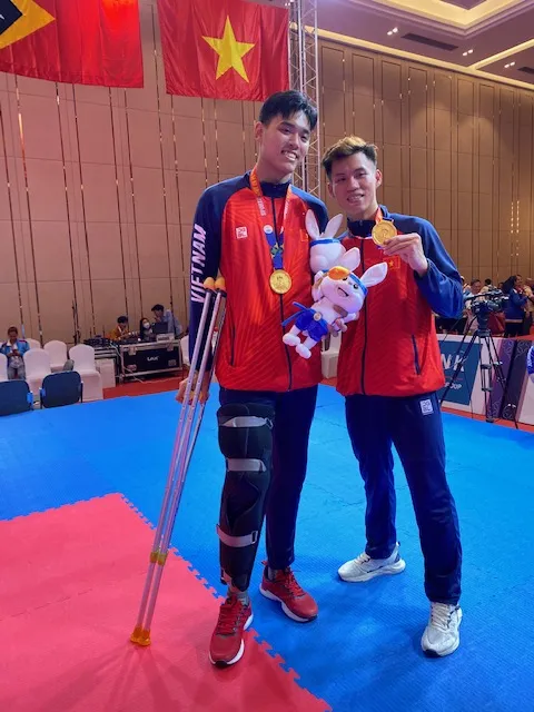 Tấn Đạt và đồng đội ăn mừng khi có HCV kumite đồng đội nam. Ảnh: MINH MINH