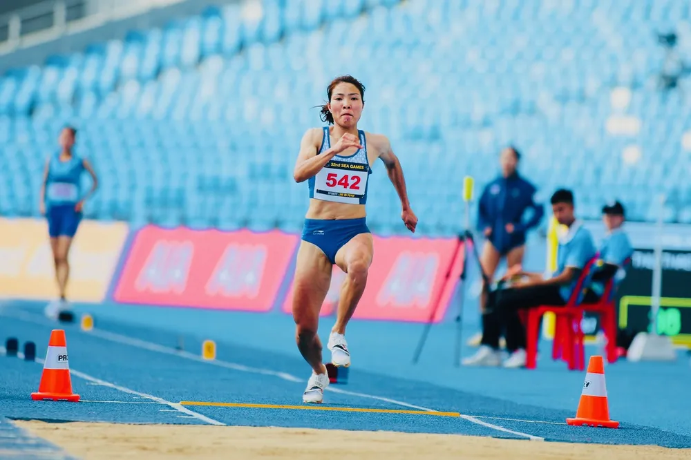 Bùi Thị Thu Thảo vào đà chuẩn bị dậm nhảy để đạt thành tích của mình tại SEA Games 32. Ảnh: DŨNG PHƯƠNG