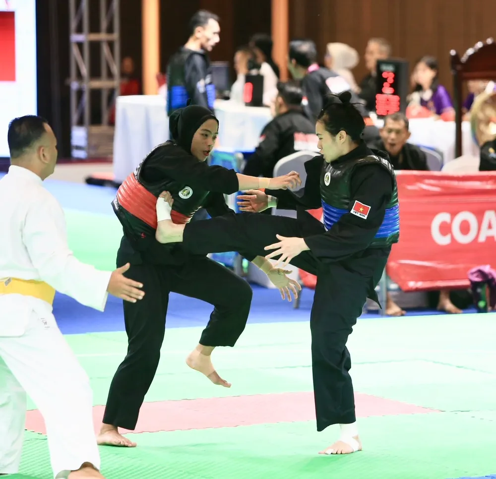 Hồng Ân và đối thủ trong trận chung kết. Ảnh: DŨNG PHƯƠNG