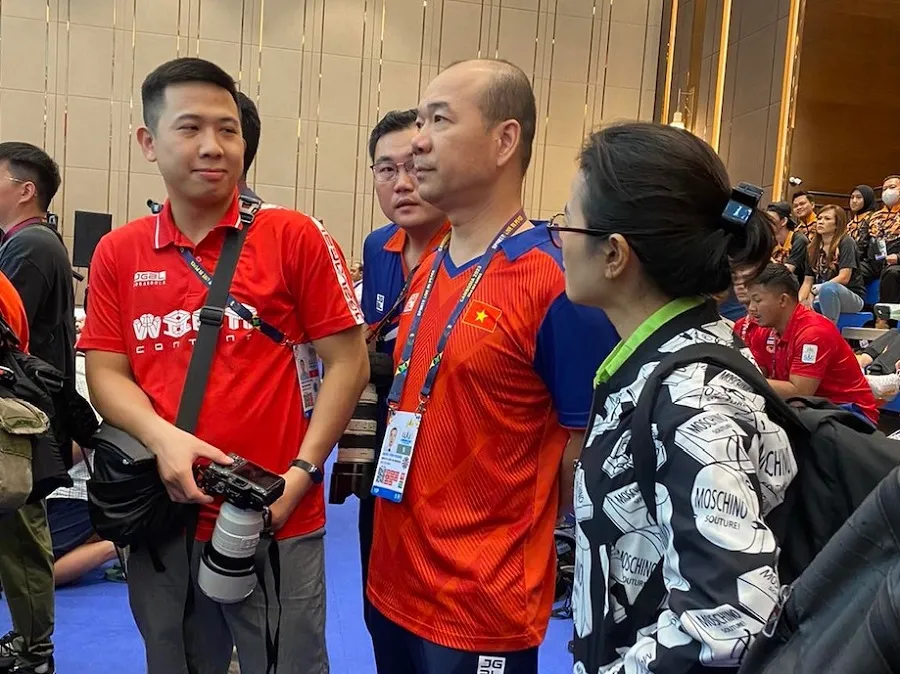 Ông Hoàng Quốc Vinh có mặt tại nhà thi đấu pencak silat theo dõi rất sát các tuyển thủ tranh tài. Ảnh: MINH MINH