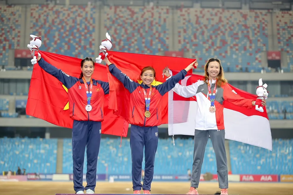 Tuyển thủ Bùi Thị Ngân (ngoài cùng bên trái) đã giành được 2 tấm HCB ở các nội dung 800m và 1.500m nữ tại SEA Games 32. Ảnh: DŨNG PHƯƠNG Tuyển thủ Bùi Thị Ngân (ngoài cùng bên trái) đã giành được 2 tấm HCB ở các nội dung 800m và 1.500m nữ tại SEA Games 32. Ảnh: DŨNG PHƯƠNG