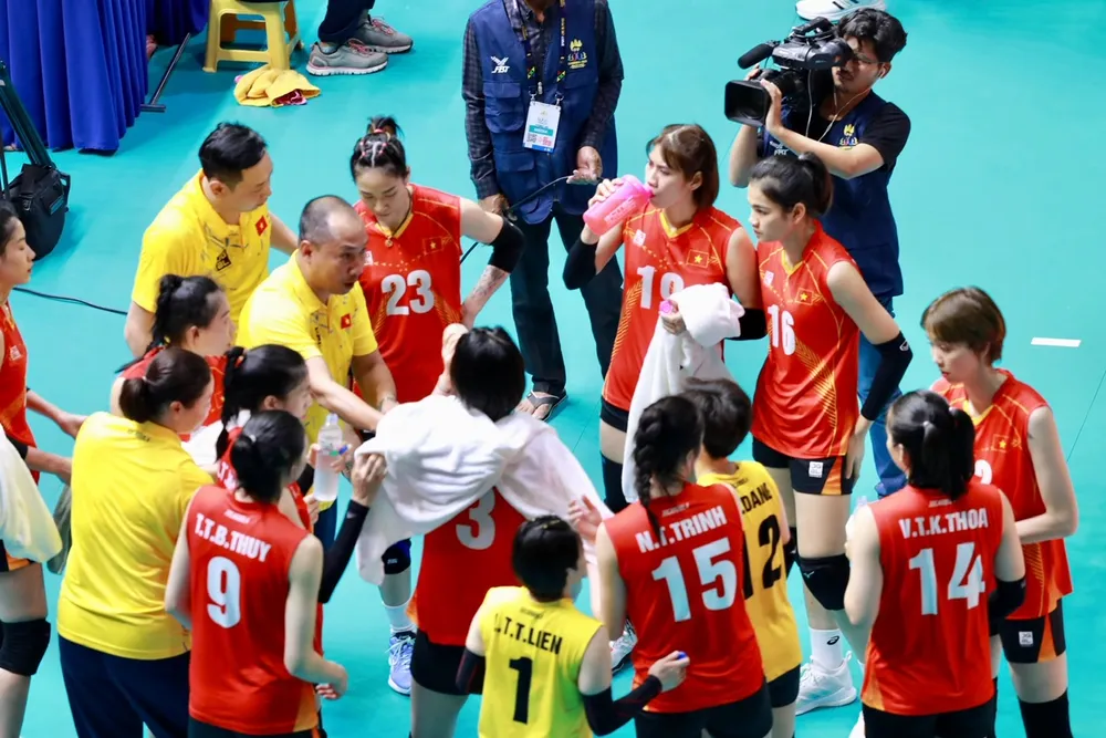 HLV Nguyễn Tuấn Kiệt chắc chắn đã có những phương án trước đối thủ Thái Lan tại chung kết tối 14-5. Ảnh: DŨNG PHƯƠNG