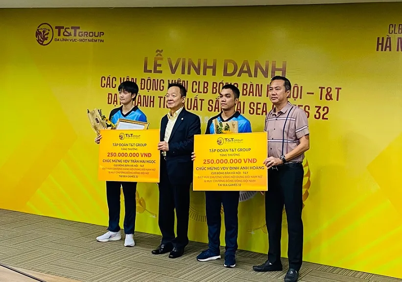 Trần Mai Ngọc và Đinh Anh Hoàng đã được thưởng 250 triệu đồng mỗi người. Ảnh: MINH MINH