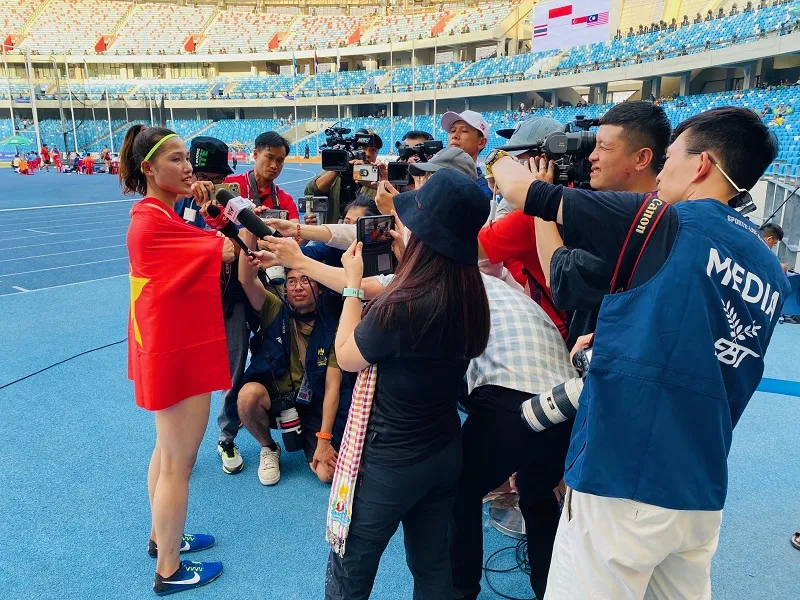 Linh Na được báo giới Việt Nam phỏng vấn ngay sau khi thi đấu tại SEA Games 32. Ảnh: MINH MINH