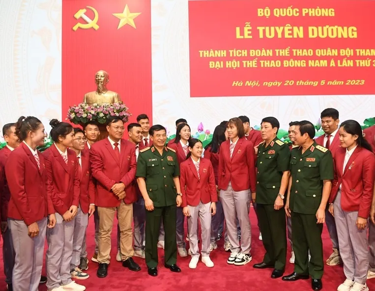 Lãnh đạo Bộ Quốc phòng gặp mặt, tặng thưởng cho các HLV, VĐV thể thao Quân đội đã dự SEA Games 32 và đạt thành tích huy chương. Ảnh: PHÚ SƠN QDND