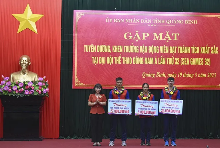 Nguyễn Huy Hoàng và các đồng nghiệp đã được UBND tỉnh Quảng Bình gặp mặt, khen thưởng với thành tích thi đấu xuất sắc tại SEA Games 32. Ảnh: MINH MINH Nguyễn Huy Hoàng và các đồng nghiệp đã được UBND tỉnh Quảng Bình gặp mặt, khen thưởng với thành tích thi đấu xuất sắc tại SEA Games 32. Ảnh: MINH MINH
