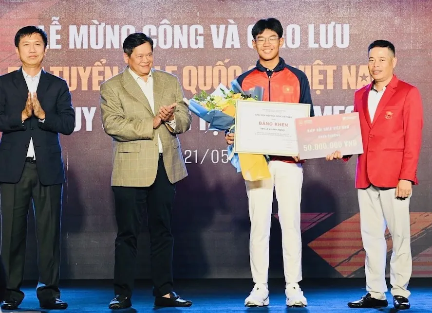 Tuyển thủ Lê Khánh Hưng được lãnh đạo Hiệp hội golf Việt Nam gặp mặt và khen thưởng trước kết quả giành HCV cá nhân tại SEA Games 32. Ảnh: VGA