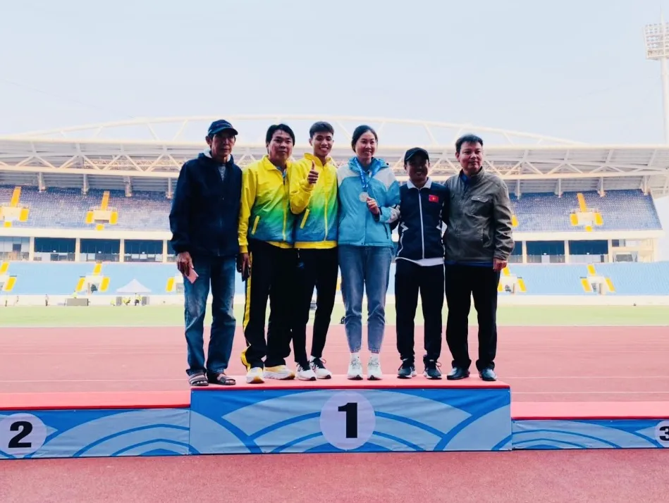 HLV Dương Thị Việt Anh và học trò Quốc Thình tại Đại hội thể thao toàn quốc lần 9-2022. Ảnh: MINH MINH