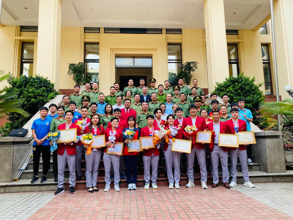 Lãnh đạo Bộ Công an chụp ảnh lưu niệm cùng tập thể cán bộ HLV, VĐV và cấp quản lý Trung tâm Huấn luyện thi đấu TDTT Công an Nhân dân trong buổi gặp mặt. Ảnh: MINH MINH