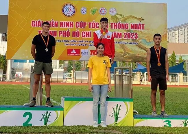 HLV Dương Thị Việt Anh và học trò Quốc Thình (HCV) tại giải điền kinh cúp tốc độ TPHCM 2023. Ảnh: ĐKTPHCM