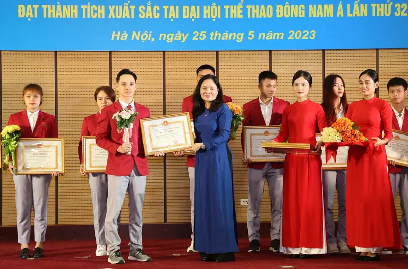 VĐV của thể thao Hà Nội giành thành tích tại SEA Games 32 đã được khen thưởng kịp thời. Ảnh: HNM