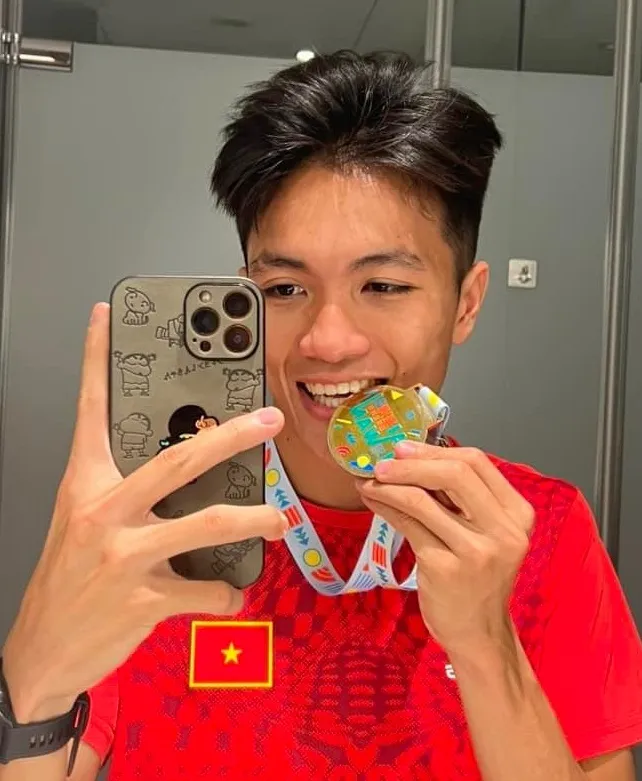 Tuyển thủ Lương Đức Phước ăn mừng tấm HCV đã có được tại giải. Ảnh: ĐỨC PHƯỚC