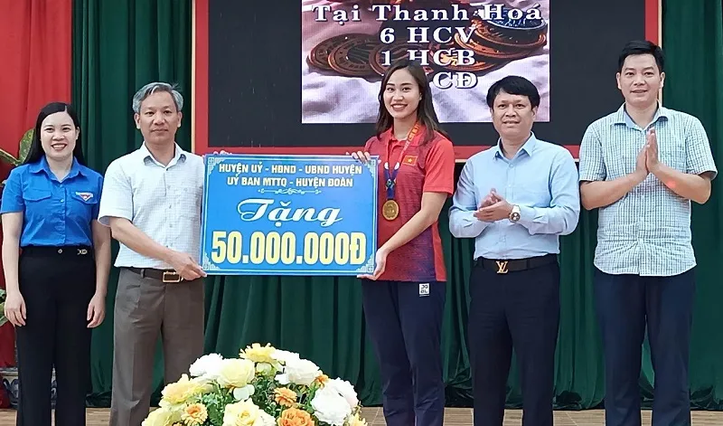 Phạm Thị Thu đã được lãnh đạo xã Thái Dương, huyện Bình Giang gặp mặt và trao thưởng ngày 28-5. Ảnh: NGUYỄN VIỆT.DV