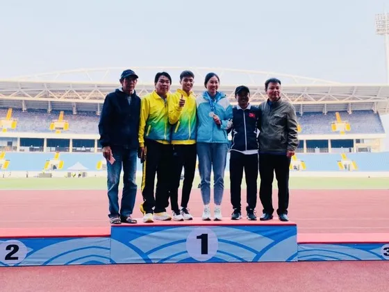 VĐV Quốc Thình (giữa) và HLV Dương Thị Việt Anh tại Đại hội thể thao toàn quốc lần9-2022. Ảnh: MINH MINH