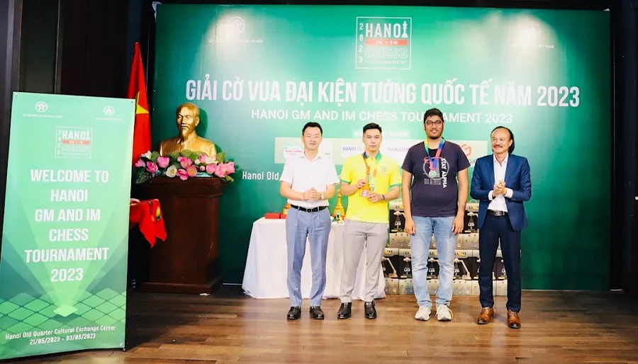 Ban tổ chức đã trao giải cho các kỳ thủ đạt kết quả cao tại giải. Ảnh: MINH MINH