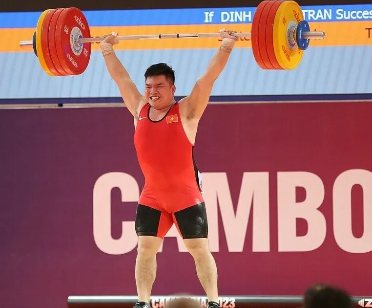 Trần Đình Thắng đã giành HCV quý giá cho cử tạ nam Việt Nam tại SEA Games 32 vừa qua. Ảnh: DŨNG PHƯƠNG