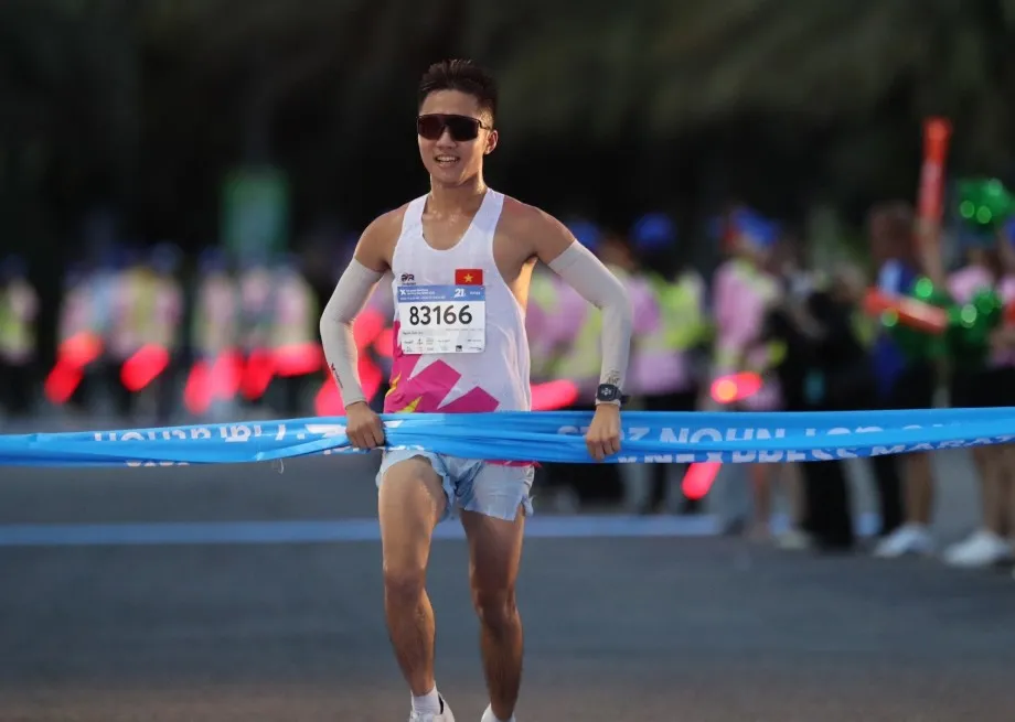 Tuyển thủ Nguyễn Quốc Anh về nhất nội dung 21km nam của giải. Ảnh: LÂM THỎA