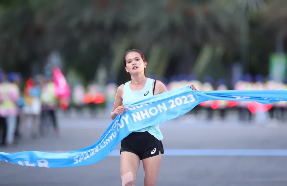 Hồng Lệ đã có chiến thắng cự ly 21km nữ tại Quy Nhơn vào sáng 11-6. Ảnh: LÂM THỎA