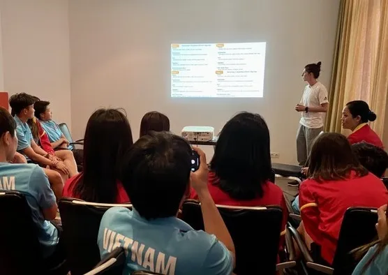 Chuyên gia của FIFA chia sẻ cùng các cầu thủ bóng đá nữ Việt Nam trong thời gian tập huấn tại Đức vào lúc này. Ảnh: NHẬT ĐOÀN