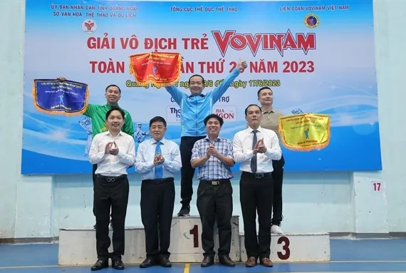 Ban tổ chức trao cờ thành tích cho các đơn vị dẫn đầu toàn giải. Ảnh: VVF