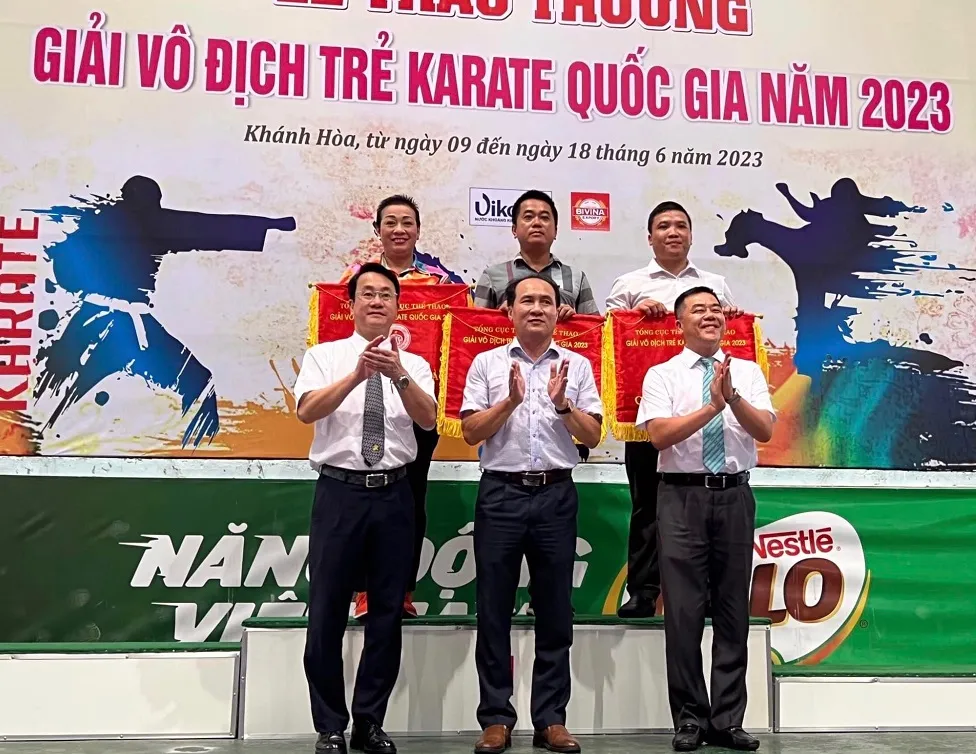 Ban tổ chức trao cờ thành tích cho các đơn vị dẫn đầu toàn giải. Ảnh: MINH MINH Ban tổ chức trao cờ thành tích cho các đơn vị dẫn đầu toàn giải. Ảnh: MINH MINH