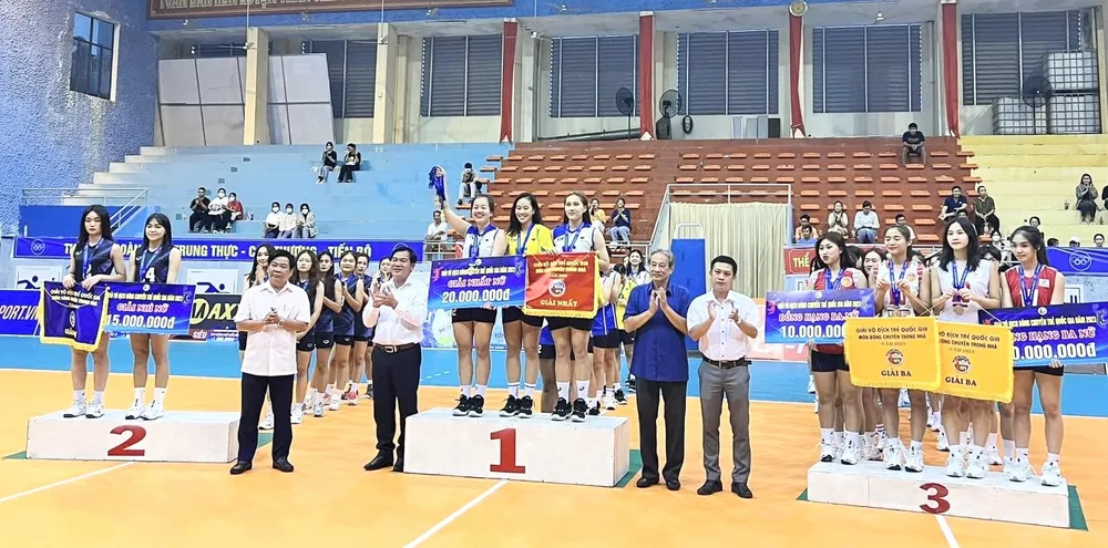 Ban tổ chức trao thưởng cho các đội có thành tích của giải nữ. Ảnh: MINH MINH