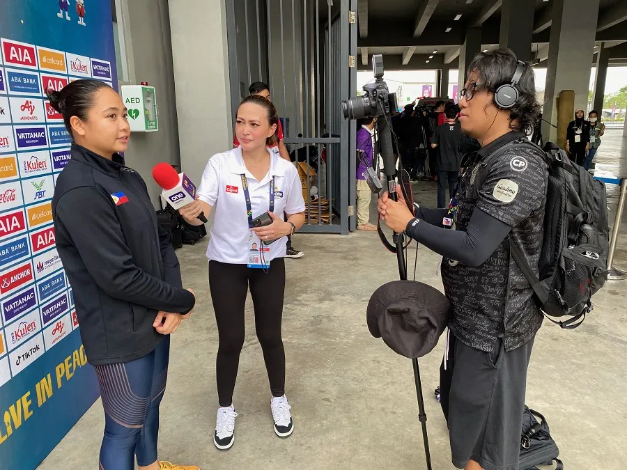 Phóng viên kênh truyền hình của Philippines phỏng vấn VĐV sau khi giành huy chương.