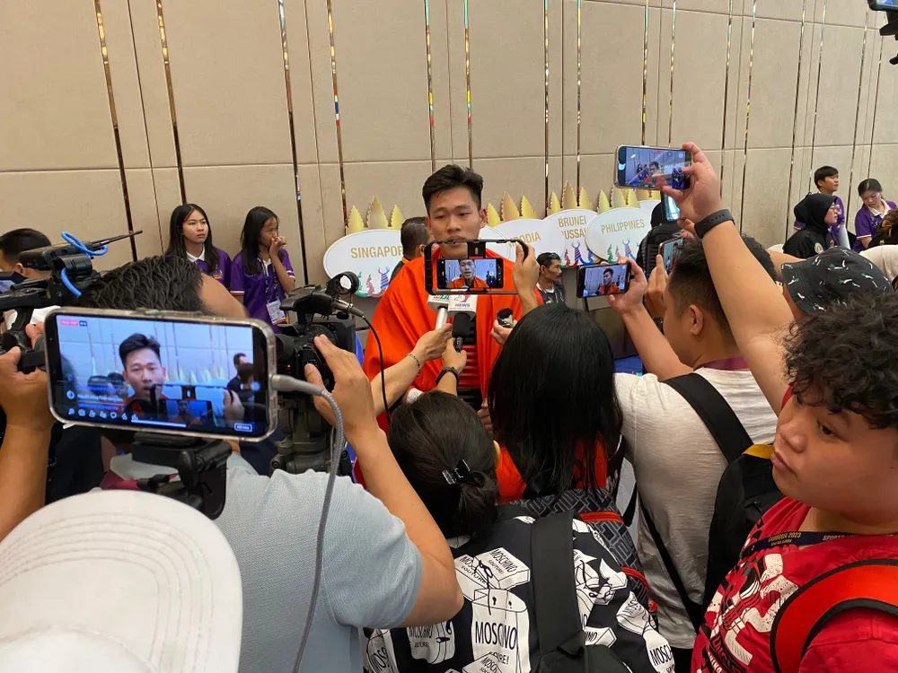 Các phóng viên thể thao Việt Nam ghi lại khoảnh khắc của tuyển thủ pencak silat Việt Nam sau khi giành HCV.