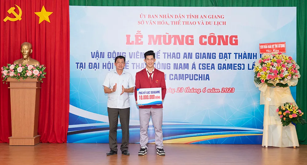 Minh Trí đã được tỉnh An Giang mừng công và tặng thưởng xứng đáng. Ảnh: TRUNG HIẾU.BAG Minh Trí đã được tỉnh An Giang mừng công và tặng thưởng xứng đáng. Ảnh: TRUNG HIẾU.BAG