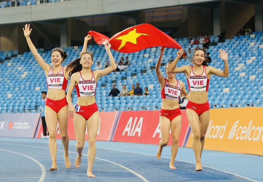 Nguyễn Thị Huyền và đồng đội ở tổ tiếp sức 4x400m sẽ đi Thái Lan sớm nhất. Ảnh: DŨNG PHƯƠNG