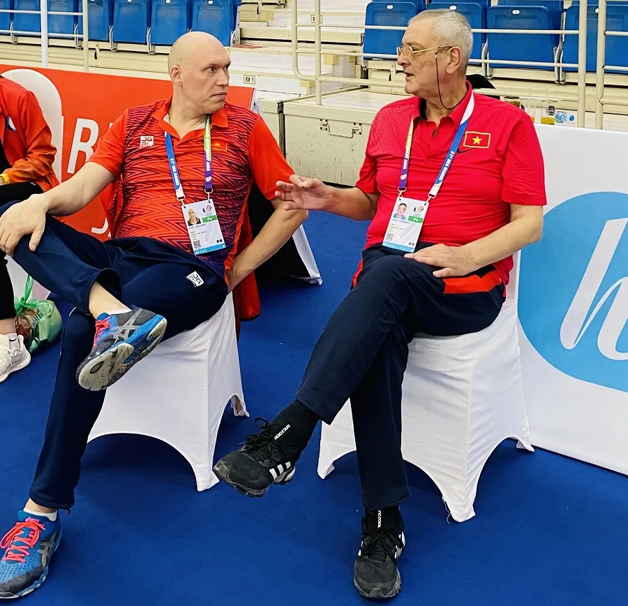 Chuyên gia Ayrat (trái) tại SEA Games 31 ở Việt Nam và có kết quả đáng kể với đội tuyển đấu kiếm Việt Nam. Ảnh: MINH MINH