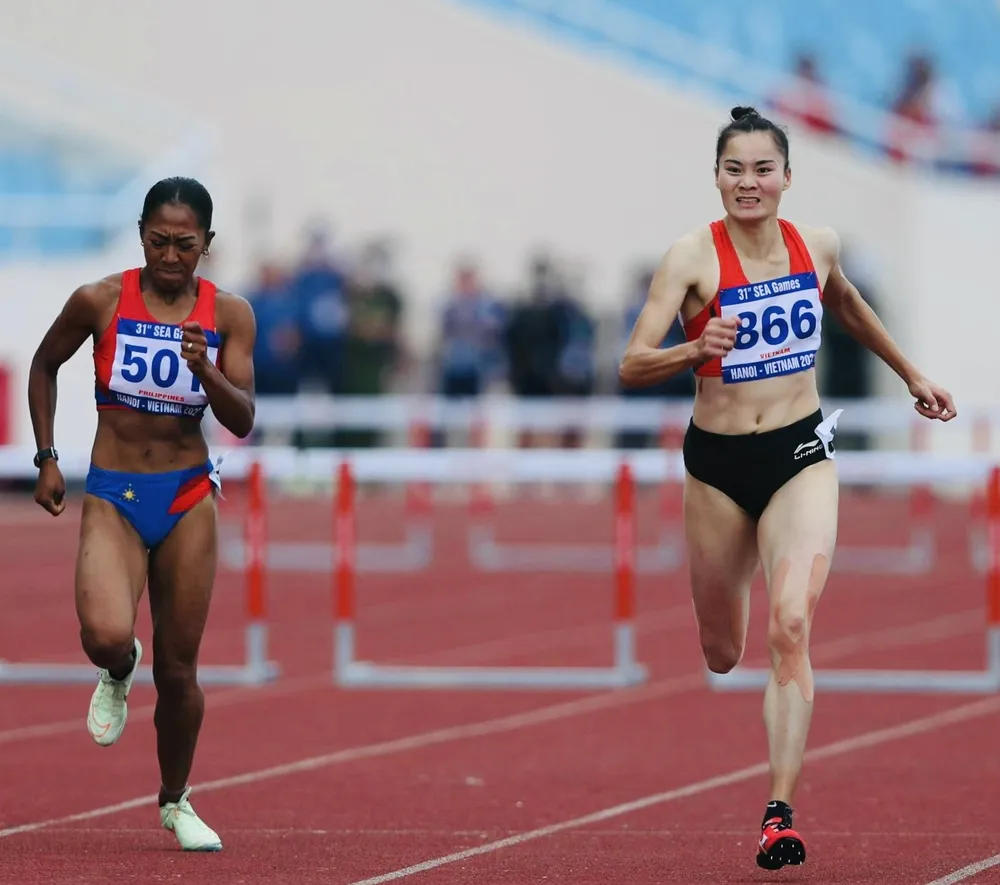 Quách Thị Lan (phải) vẫn tập luyện duy trì và chờ ngày hết án cấm để có sự trở lại hướng tới các mục tiêu chuyên môn cho bản thân. Ảnh: DŨNG PHƯƠNG 