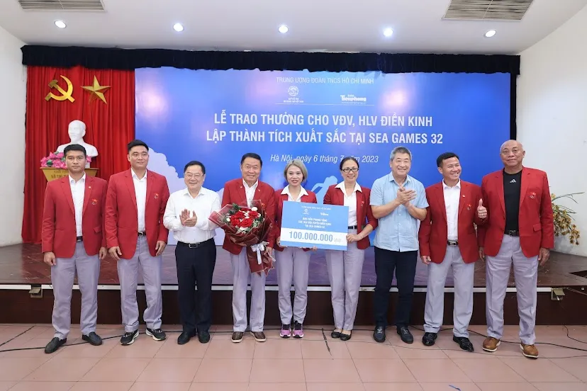 Các HLV đội tuyển điền kinh Việt Nam được thưởng 100 triệu đồng. Ảnh: NHƯ Ý