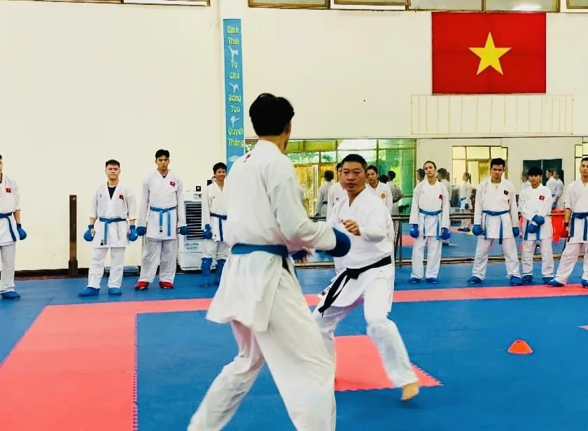 Tuyển karate Việt Nam đang tập luyện chuẩn bị cho giải vô địch châu Á 2023. Ảnh: VŨ SƠN