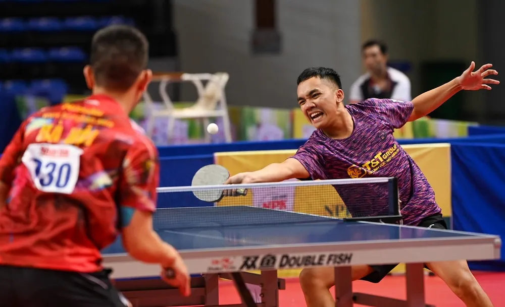 Tay vợt Đinh Anh Hoàng thi đấu tại trận chung kết giúp Hà Nội T&amp;T 1 có ngôi vô địch đồng đội. Ảnh: BTC