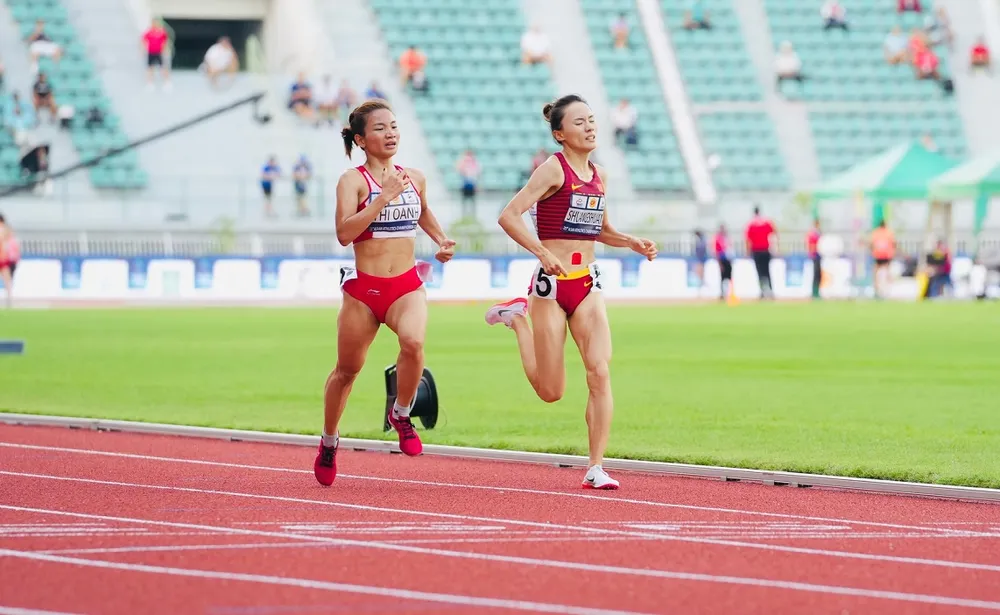 Nguyễn Thị Oanh thi đấu 1.500m tại giải điền kinh châu Á 2023 chưa thành công. Ảnh: MINH MINH