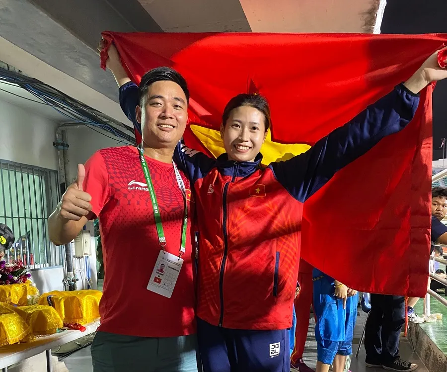 Nguyễn Thị Hường và HLV Nguyễn Mạnh Hiếu mừng vui sau thành tích HCĐ ở giải điền kinh châu Á 2023. Ảnh: MINH MINH
