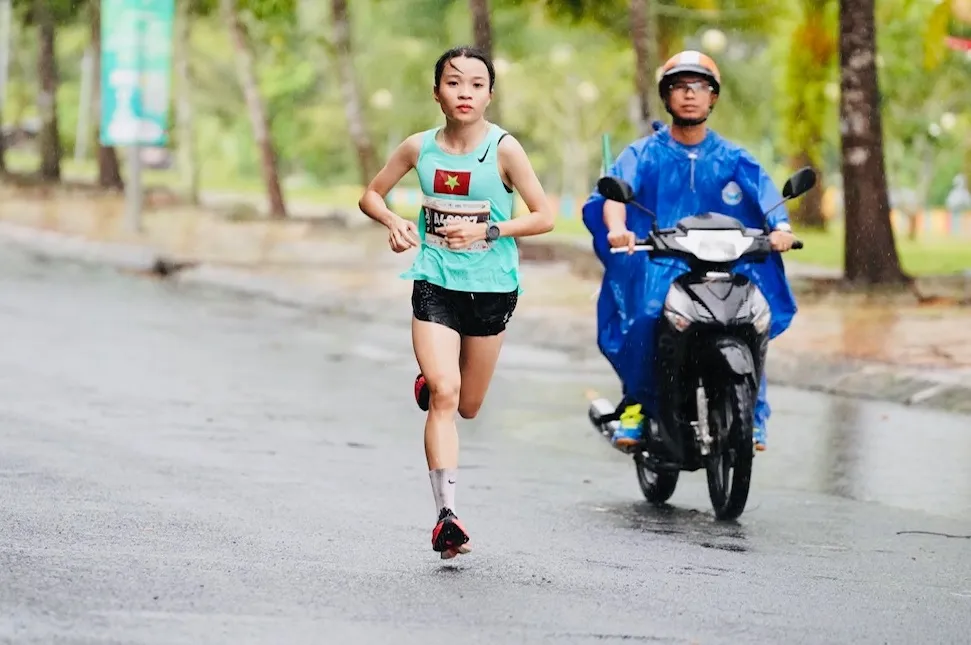 Lê Thị Tuyết trên đường chạy tại giải marathon Hậu Giang 2023. Ảnh: BTC Lê Thị Tuyết trên đường chạy tại giải marathon Hậu Giang 2023. Ảnh: BTC