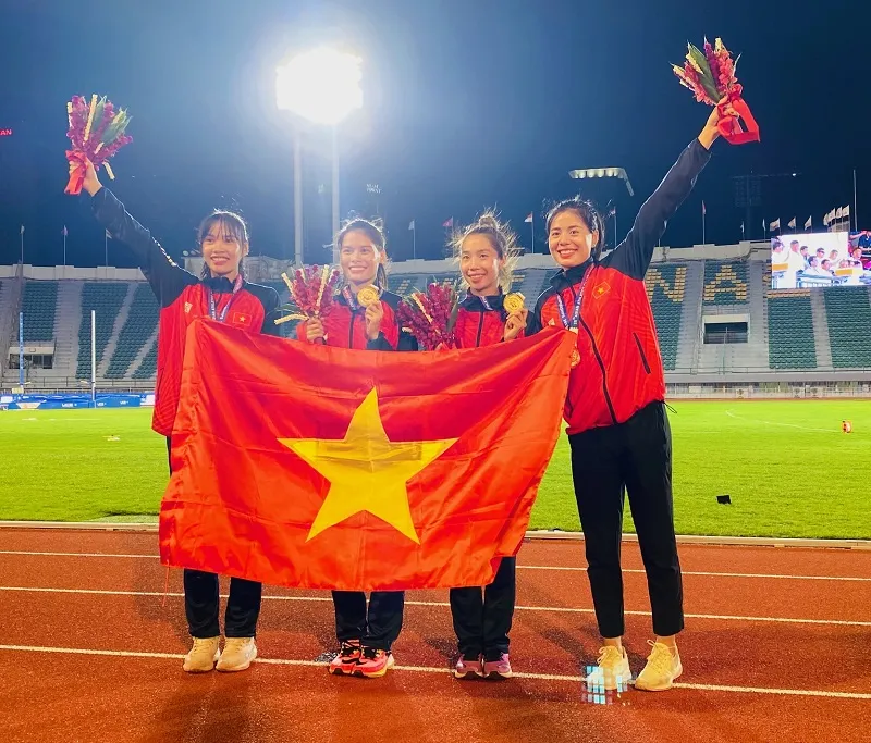 Các tuyển thủ đã được thưởng sau khi có tấm HCV ở giải điền kinh vô địch châu Á 2023. Ảnh; MINH MINH