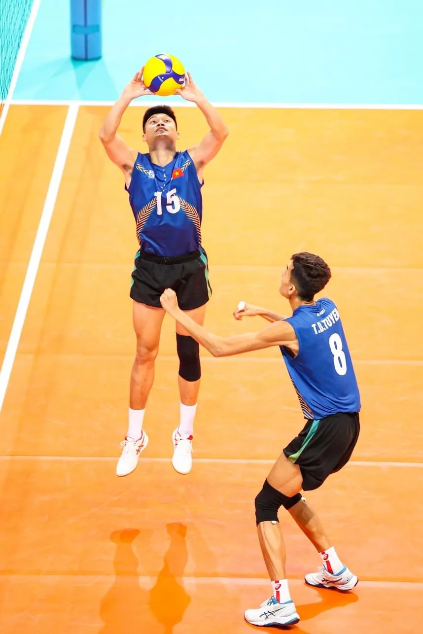 Đinh Văn Duy (15) đang phát triển tốt chuyên môn và là chuyền hai triển vọng của bóng chuyền nam Việt Nam. Ảnh: AVC